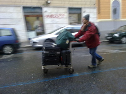 Jeff susar nerför gatan till tågstationen i Rom med vårt samlade bagage på den stora gamla vagnen.
