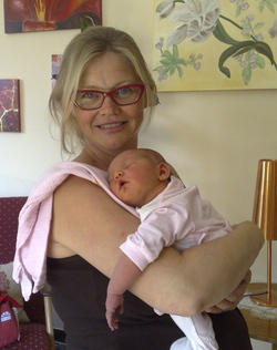 Annika, född 29.5.2012, 3,450g och 50 cm lång, vilar skönt i mammas famn - äntligen hemma.