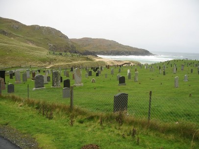Också i den sista vilan är the mighty Atlantic nära. Begravningsplats på Lewis västkust.