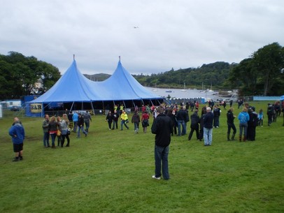 Huvudkonserterna hålls i ett stort tält i Castle Grounds