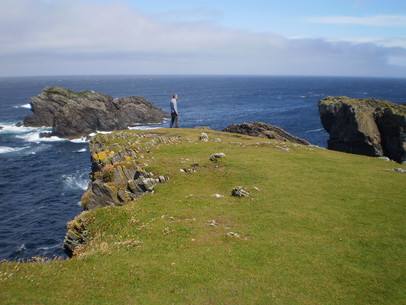 Här står jag vid Butt of Lewis, öns norra spets. Enligt Guinness Rekordbok är detta den blåsigaste platsen i Storbritannien. Min erfarenhet talar inte emot det. 
