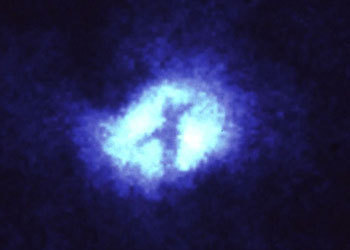 I centrum av spiralgalaxen M51a finns ett svart hål med formen av ett kors.