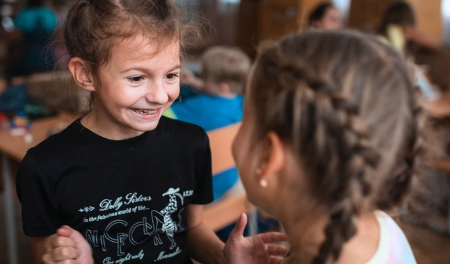 Kyrkans Utlandshjälp stöder i ukrainska Tjernihiv att skola och utbildning ska fungera för barnen, trots kriget. 
