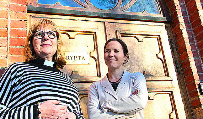 Maria Sten och Julia Korkman utanför Trefaldighetskyrkans krypta i Vasa. (Foto: Michaela Rosenback)
