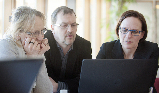 Mi Lassila, Stefan Erikson och Lena Sandberg tränar på att ladda upp material med det nya webbverktyget. 