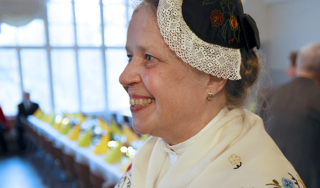 Astrid Nurmivaara klädd 
i Helsingedräkten, på Kårböle 
ungdomsförenings 120-årsfest 9.10.2021. 