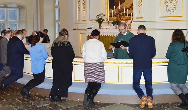 Kyrkoherde Mats Björklund och förtroendevalda under välsignelsen i Korsholms kyrka.