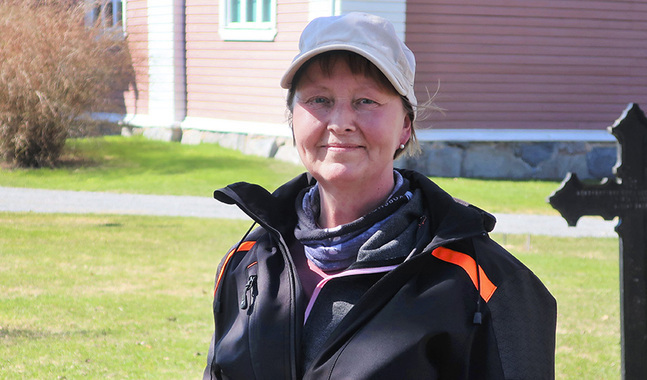 Mia Aspgård är trädgårdsmästare. På Solfs begravningsplats jobbar hon från maj till oktober.
