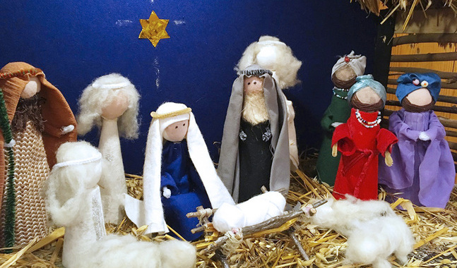 Julkrubban i Smedsby församlingsgård är populär bland barnen, speciellt de väldigt ulliga fåren.