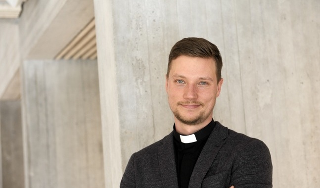 Kyrkoherde Kristian Willis hoppas att det snart ska finnas en engelskspråkig pastor i Vanda svenska.