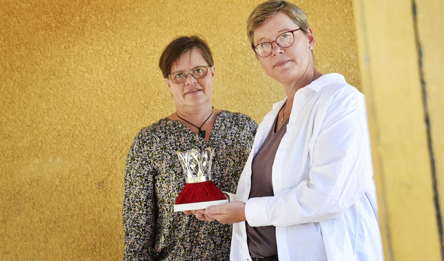 Christina Roberts och Göta Alm-Ellingsworth vill återuppliva traditionen kring åländska Lumparlands brudkrona.