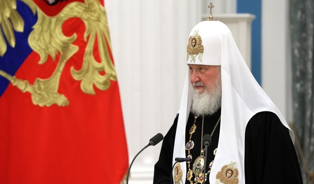 Patriarken Kirill av Moskva kritiseras av bland andra Finlands ortodoxa kyrkas ledning för att göra Rysslands president Vladimir Putins "lögner till sin kyrkas lärosatser".