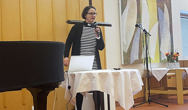Catharina Englund under föreläsningen kring Själavård bland palliativa patienter.