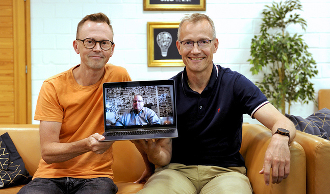 Ben, Rune (på skärmen) och Johan har hållit kontakt genom livet. Nu förenas de igen i ett gemensamt projekt.