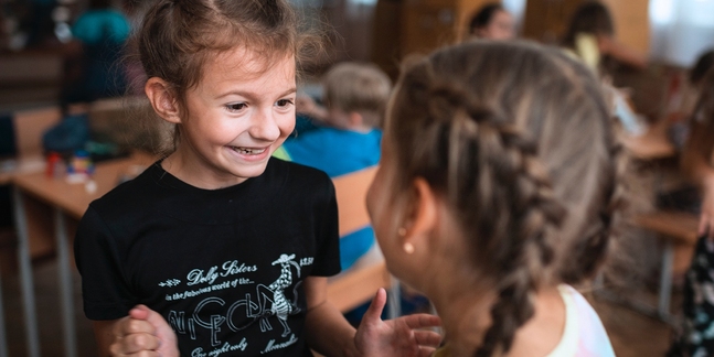 Kyrkans Utlandshjälp stöder i ukrainska Tjernihiv att skola och utbildning ska fungera för barnen, trots kriget. 
