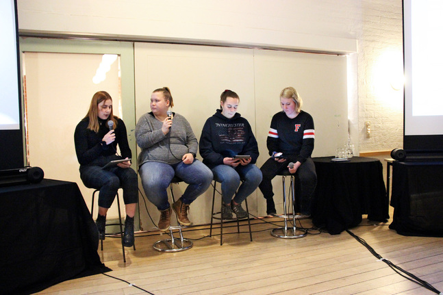 Ulrika Mylius intervjuar Ditte Sandholm på scenen medan Christel Runne och Cecilia Stude förbereder sina frågor.