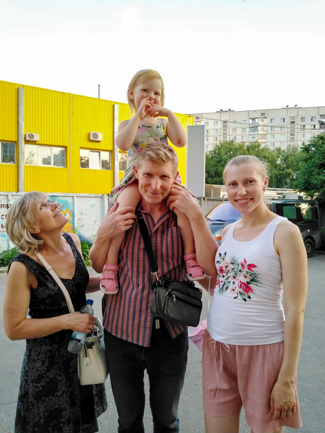Maria Skog med sin dotter  Mila, mamma Olga och pappa Yevhen i Charkiv sommaren 2021.