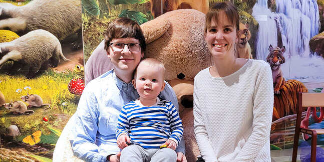 Mattias och Emelie Kallman deltar i kursen för småbarnsföräldrar som Petrus församling ordnar under våren. Ännu hinner man hoppa på kursen!