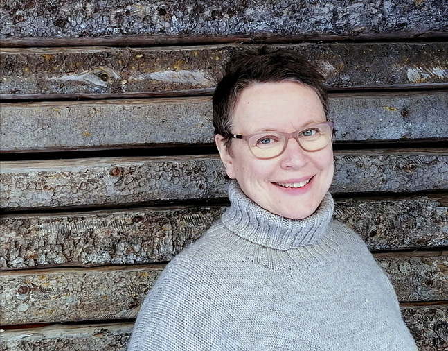 Camilla Svevar är kyrkoherde i Replots församling. Hon drömmer om fullsatta kyrkor under påsken. 