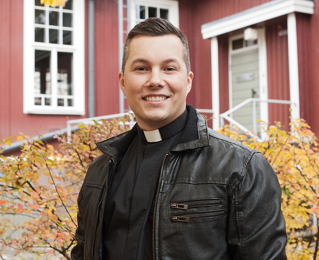 Daniel Björk jobbar som kyrkoherde i Petrus församling. Hans favoritplats i stan är skateparken i Kårböle, dit han går med sina söner varje dag under de här dagarna.