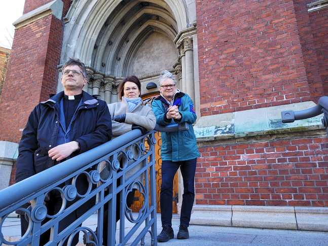 Kyrkoherde Johan Westerlund, Martina Harms-Aalto och Henrik Stenbäck från församlingsrådet ser fram emot att träffa och lyssna till medlemmarnas behov under fyra kvällar under våren.
