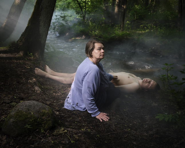 Verket ”Rebirth” av Kasper Dalkarl är inspirerat av ”Lemmikäinens moder” av Akseli Gallen-Kallela.