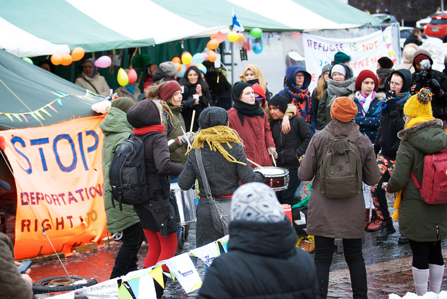 Den senaste månaden har asylsökande demonstrerat i centrum av Helsingfors för en humanare asylpolitik. 