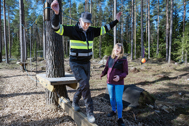 Alf Wallin balanserar på bommen påhejad av Kati Nordström.