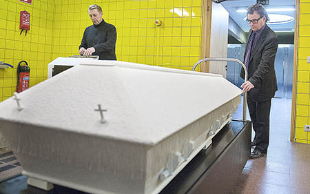 Tofsarna på den här kistan är misstänkt likt konstmaterial, konstaterar Pekka Mäkinen. Timo Rantala till vänster sköter krematoriet i Vasa.