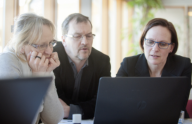 Mi Lassila, Stefan Erikson och Lena Sandberg tränar på att ladda upp material med det nya webbverktyget. 