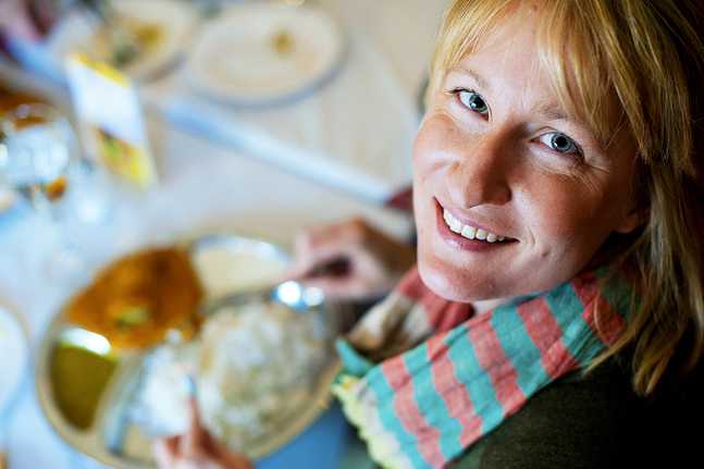 Kyrkpressen-redaktören Sofia Torvalds tror att det är viktigt att vuxna är goda förebilder genom att äta regelbundet och mångsidigt. FOTO: Christa Mickelsson