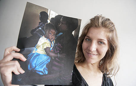 Snövit. Bilden på den lilla flickan i kyrkan i Atemo i Kenya tog Sofia Jern till final i World Photography.



