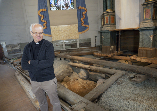 – Vissa veckor tar kyrkrenoveringen hälften av min arbetstid, säger Mats Edman, nyss förordnad till kyrkoherde i Nykarleby.