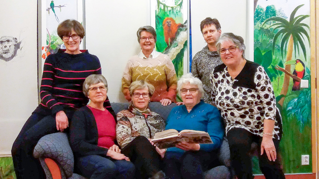 Några av läseklubbens läsare är  från vänster Kerstin Alho, Ulla Wistbacka, Nanna-Lisa Finskas, Solveig Grönlund,  Gun Sandberg, Rita Heikkilä och Gun-Viol Lindborg.