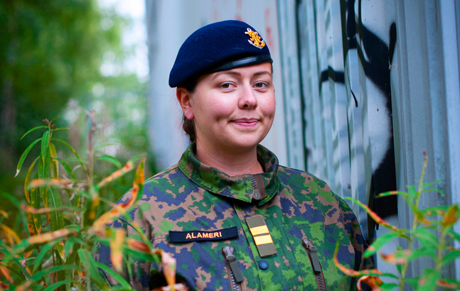 – Det finns inget direkt hot mot Finland. Vi kan känna oss trygga med att vi har en försvarsmakt som varje dag jobbar med att stärka tryggheten, säger Cecilia Alameri.