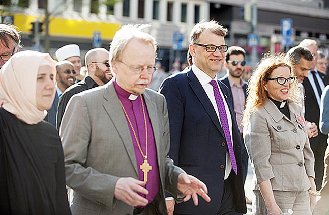 Statsminister Juha Sipilä talade på  kyrkodagarna i Åbo  på fredagen. Han deltog också i religionernas fredsmarsch tillsammans med ärkebiskop Kari Mäkinen med flera.