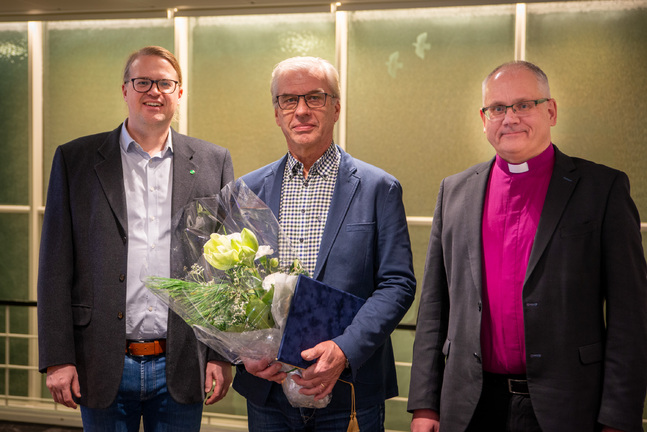 Församlingsförbundets  verksamhetsledare Kalle Sällström, pristagaren Stefan Härus och biskop Bo-Göran Åstrand.