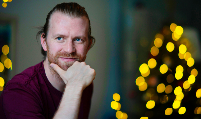 Mikael Hulten bor i Helsingfors och pendlar till jobbet i Kyrkslätt. Därhemma kläddes julgranen redan till lillajul.