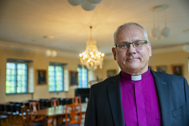 Biskop Bo-Göran Åstrand försöker tillsammans med biskoparna i de andra stift som drabbas mest av pandemin hitta lösningar inför julfirandet.
