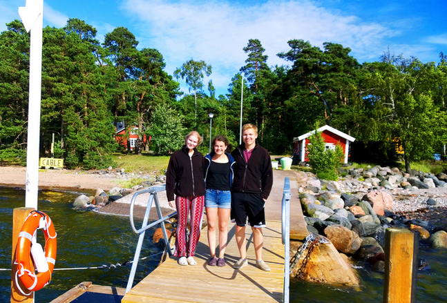 Wilma Dahlström, Sonja Fredriksson och Niclas Lemström tar hand om holmborna på Lekholmen.