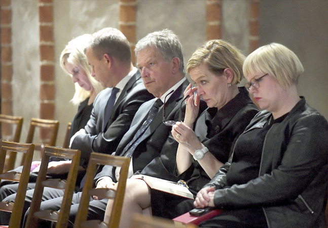 Fredagens bönestund i Åbo domkyrka samlade flera representanter för statsledningen.