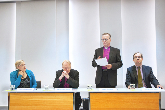 Tapio Luoma, biskop i Esbo stift, presenterar teserna om att främja enheten i kyrkan.