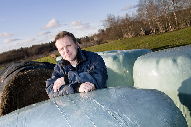 Till vardags jobbar Mats Björklund i en miljö som omges av manliga attribut. Han är lantbrukare i Pedersöre. (foto: Johan Sandberg)