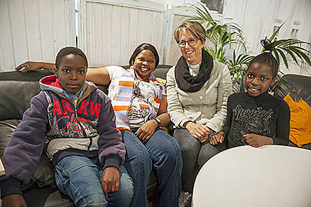 Yousif, Tabutha och Ruth kom som kvotflyktingar till Närpes för ett år sedan. De har har funnit en ny vän i Partica Strömbäck.