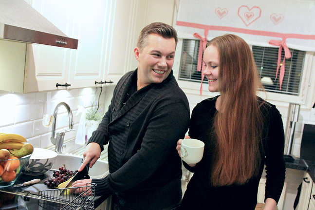 Lägg städning och matlagning på en lagom nivå säger Daniel och Rebecka Björk som väljer att öppna sitt hem för andra under julaftonen.