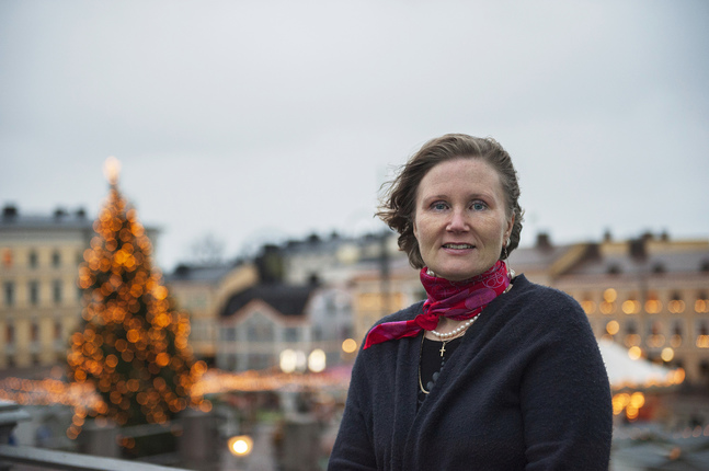 Carla Ihatsu jobbar som vaktmästare i Finlands antagligen mest fotograferade byggnad, Helsingfors domkyrka. På domkyrkotorget breder den glittrande julmarknaden ut sig.