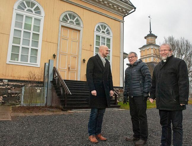Niklas Wallis (till vänster) är kyrkoherde i Kronoby. År 2024 får han stöd av de pensionerade herdarna Timo Saitajoki och Anders Store.