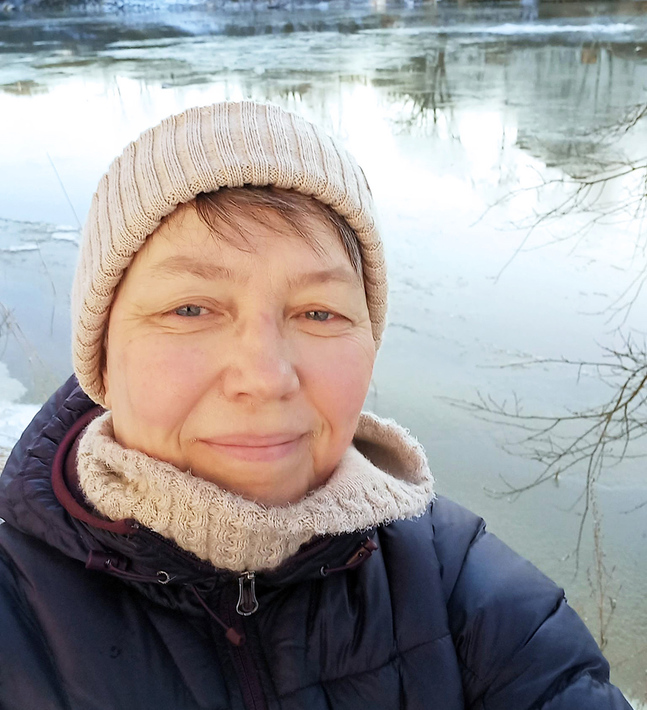 Vi har alla en relation till vatten, säger Maria Björkgren-Vikström, på bilden på promenad vid Aura å.