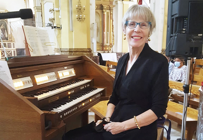 Marjo Danielsson vid orgeln.