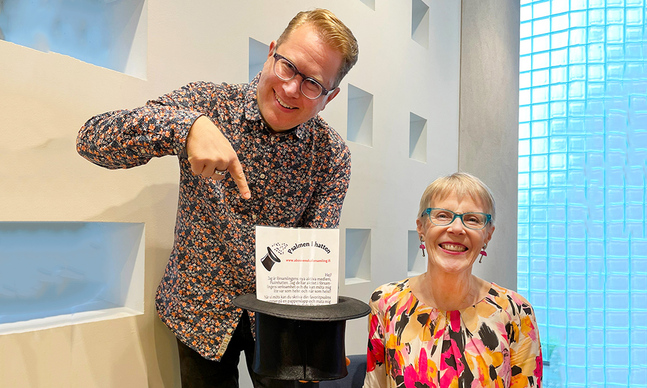 Nicholas Söderlund och Marjo Danielsson visar upp psalmhatten.